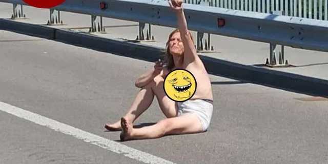 В Киеве нетрезвая женщина разделась и легла прямо посреди дороги