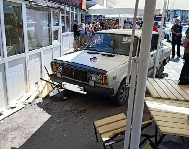 У Сумах автівка вилетіла на літній майданчик кафе та підім’яла столик з людьми