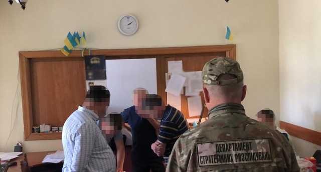 Во Львове топ-налоговик брал взятки у торговцев нелегальными сигаретами