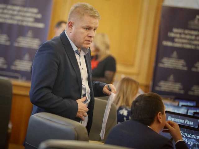 Нардеп Мялик пытается продать квартиры, на которые наложен арест