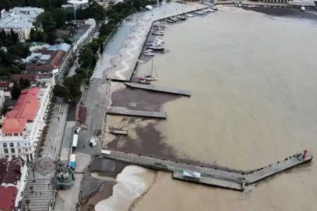 В Ялте из-за наводнения смыло пляжи, город остался без воды