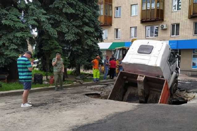 В Житомире грузовик с асфальтом полностью провалился под асфальт