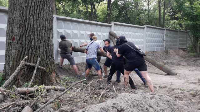В Пуще-Водице продолжаются “боевые” действия между общественностью и экс-нардепом Андриевским