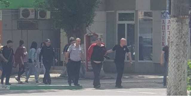 В Черноморске мужчина с тесаком в руках устроил "охоту" на прохожих