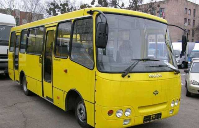 Водитель харьковской маршрутки во время движения за рулем ел суп