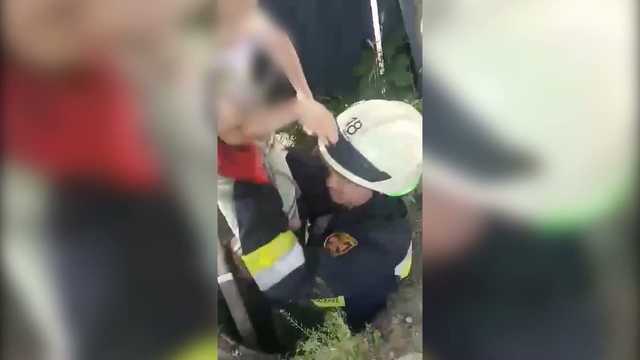 В Днепре маленький мальчик упал в 6-метровый канализационный колодец