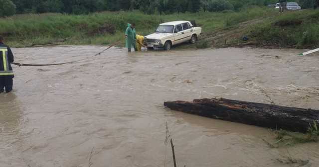 Дороги стали реками: ливень затопил десятки сел на Буковине