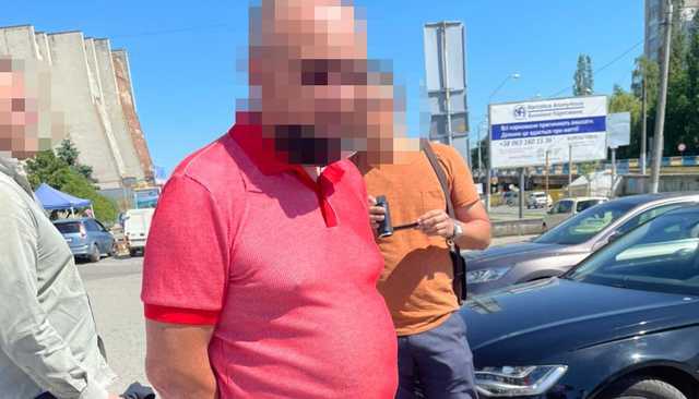 У Львові спіймали податківця на хабарі