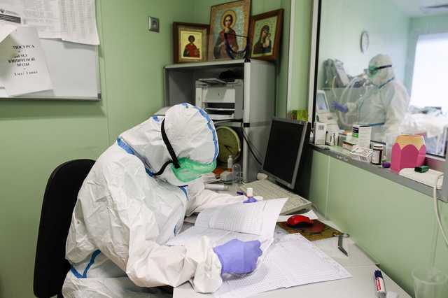 Люди лежат на полу: в Санкт-Петербурге больницы переполнены больными COVID