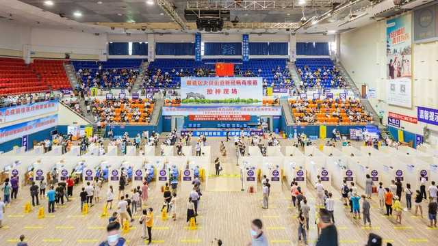 Китай сделал уже свыше миллиарда прививок от коронавируса