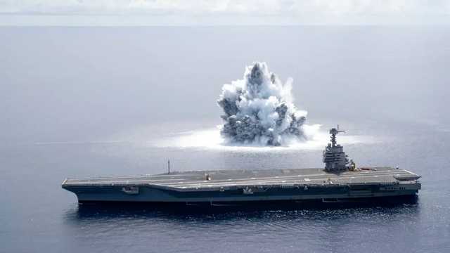 Военные США взорвали 18-тонную бомбу для проверки авианосца на прочность