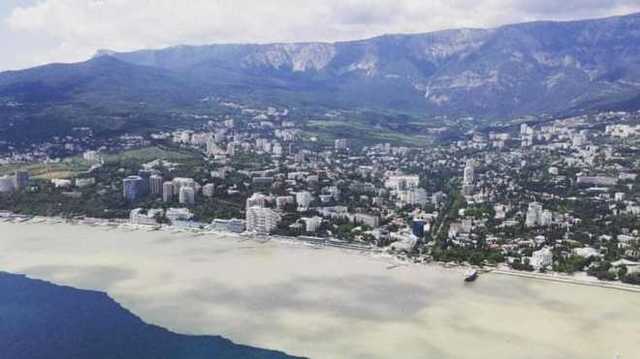 "Настоящая экологическая катастрофа": ливень в Ялте смыл в море кучу мусора