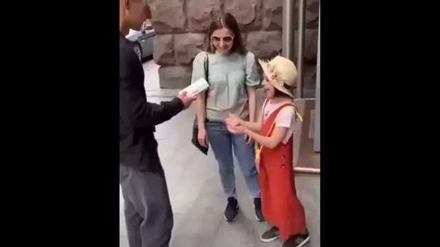 Детское уныние: появилось полное видео, как блогер Волошин "киданул" девочку на айфон