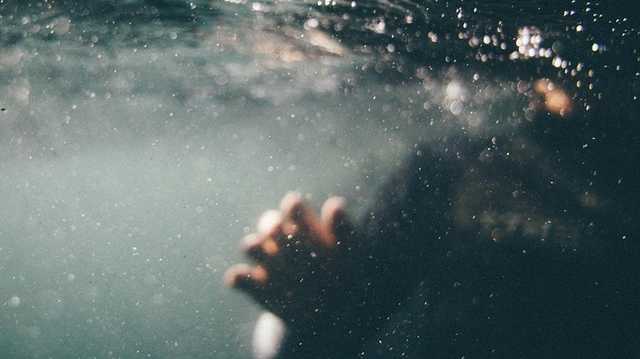 На Днепропетровщине мальчик утонул, пытаясь достать из воды тапочки