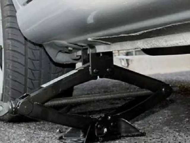 Автомобиль убил хозяина: в Черкассах мужчина погиб под машиной, упавшей с домкрата