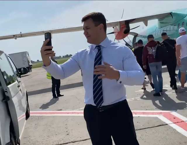 В Киеве задержали вылет самолета из-за "слуги" Тищенко, снимавшего видео