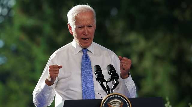 Байден ударил кулаком по столу из-за «смехотворно низких» зарплат пожарных