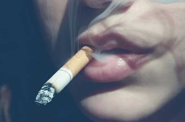 В Одессе пассажирка троллейбуса легла в салоне и закурила