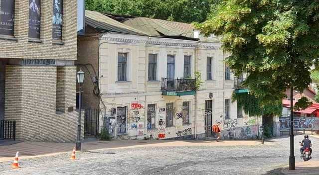 В Киеве на Андреевском спуске обвалилась крыша исторического дома