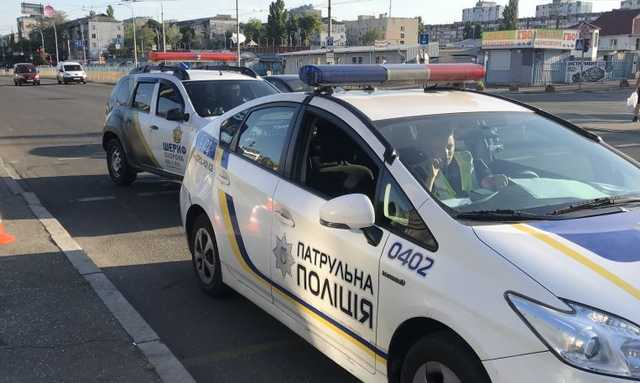 В Киеве на Позняках легковушка протаранила ограждающий забор и перевернулась