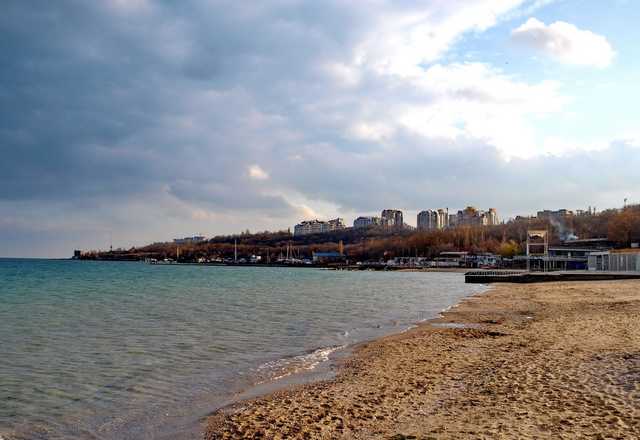 Туристы массово хлынули в Одессу, дороги замерли в километровых пробках
