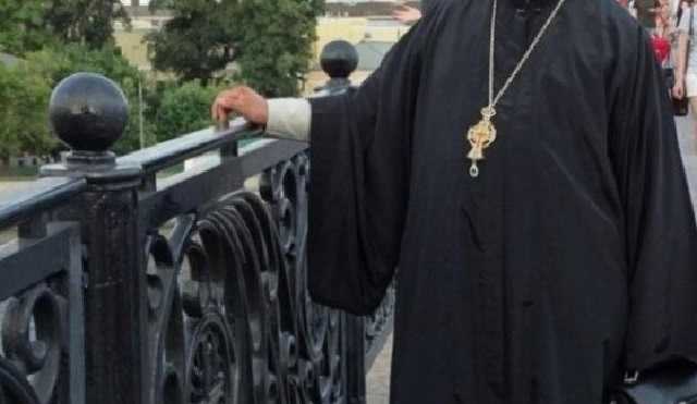 Священника РПЦвУ піймали, коли він скидав будівельне сміття в зеленій зоні