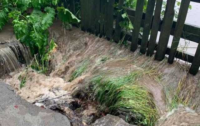 Из-за урагана и осадков: в Киевской области прорвало дамбы