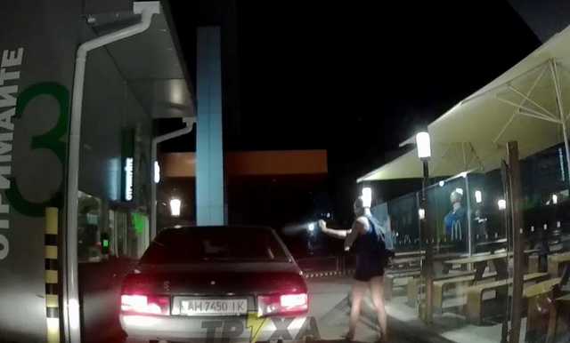 В Харькове мужчина с кастрюлей на голове устроил погром в McDonald`s