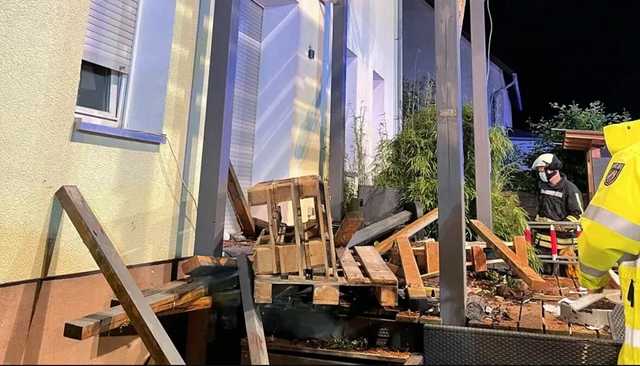 В Германии обвалился балкон с людьми, много пострадавших