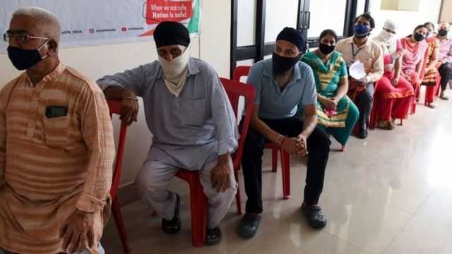 Индия ослабляет карантин: разрешат спортзалы и банкеты