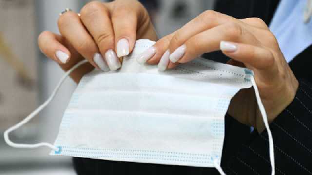 ВОЗ призывает даже вакцинированных людей носить маски из-за распространения штамма коронавируса "Дельта"