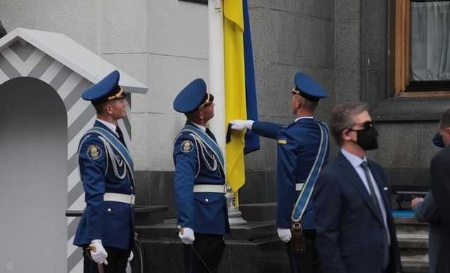 Памятный знак "Тризуб" установлен возле Верховной Рады в День Конституции