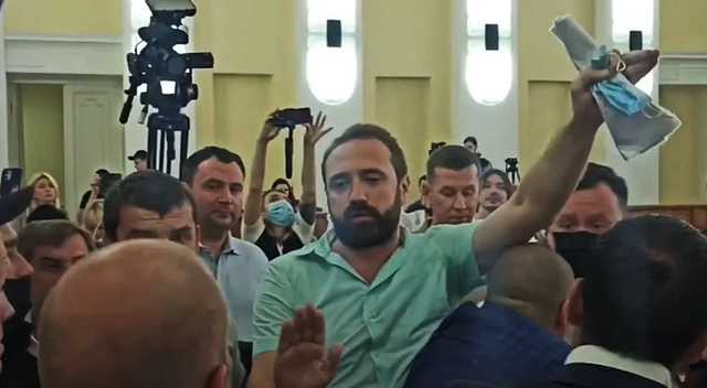 В Харьковском горсовете подрались депутат и охранник