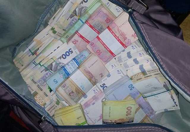 В Чугуеве два бизнесмена украли полмиллиона гривен на бюллетенях