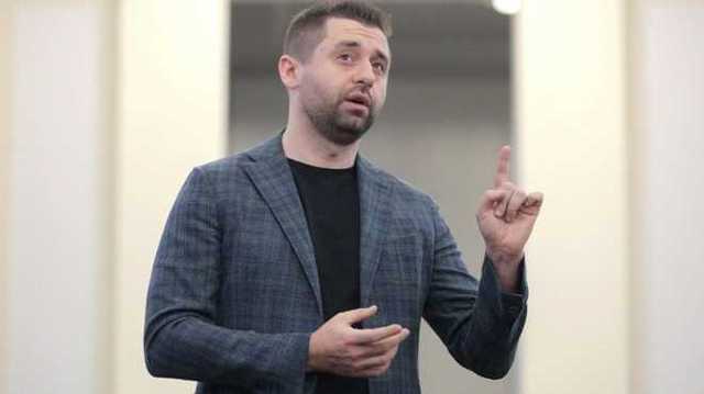 Я не научился распознавать со спины, – Арахамия о скандале с "дедами-мопедами"