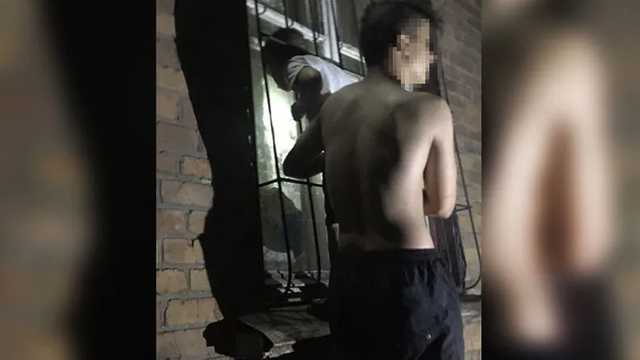 В Кривом Роге спасли ребенка, который застрял в оконной решетке