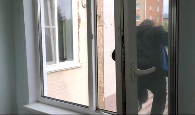 Умер на месте: под Днепром пенсионер, болеющий коронавирусом, выпрыгнул с 3-го этажа