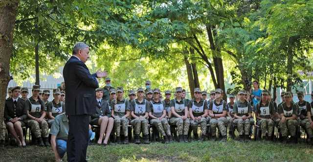 Таран встретился с курсантками и пообещал усовершенствовать обувь на каблуках