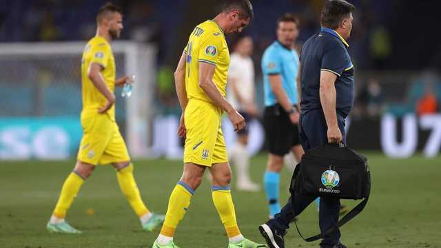 Защитник сборной Украины Кривцов покинул поле из-за травмы в матче с Англией