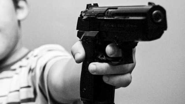 В Саратовской области трехлетний мальчик ранил себя из пистолета отца