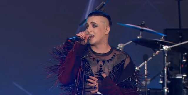 MELOVIN нанял людей, чтобы совершить каминг-аут на сцене Atlas Weekend