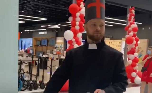 Прославившийся татуировкой "Кернес жив" блогер провел обряд экзорцизма в харьковском ТРЦ