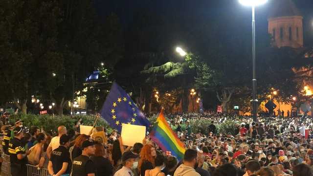 Радикалы в Тбилиси сожгли флаг Евросоюза: ситуация обостряется