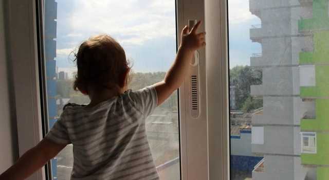 В Днепре врачи спасают двухлетнюю девочку, которая выпала из окна