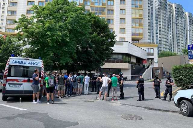 Получает меньше таксиста: Геращенко рассказал о раненом в Киеве копе