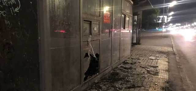 В Киеве дотла сожгли остановку с магазином на Братиславской