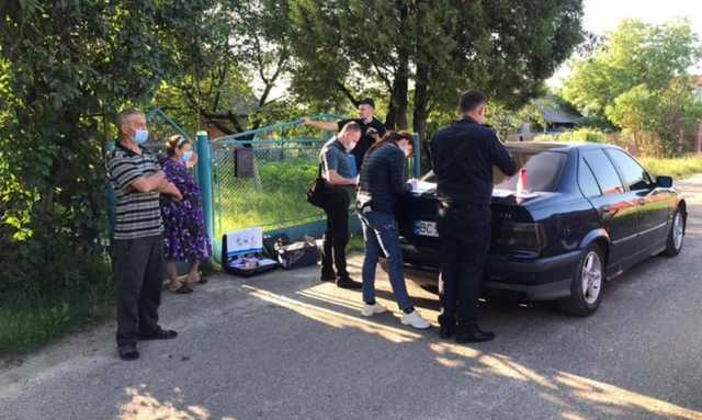 У селі під Львовом невідомий чотири рази вдарив ножем таксиста