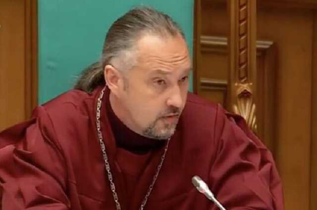 НАПК требует уволить судью КС, угрожавшего цитатой из “Трех мушкетеров”