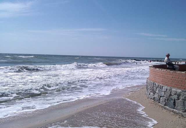 В курортном Бердянске 32-летний турист пошел купаться в шторм и пропал