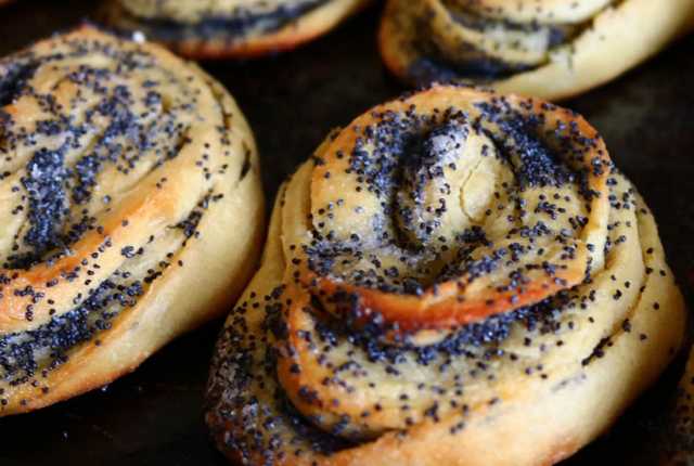 В Харькове в булочке с маком нашли "сюрприз" – кусок железа